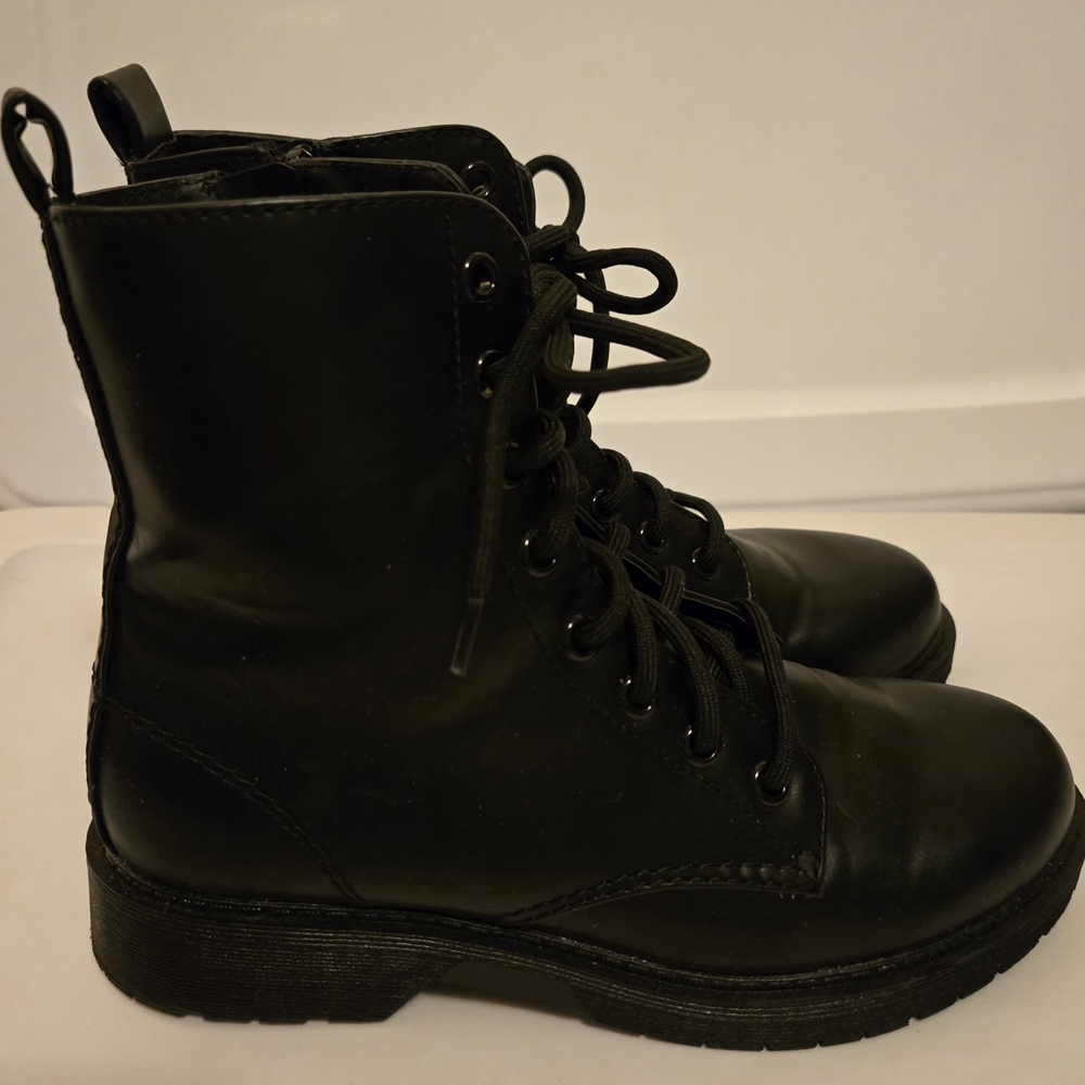 TIME AND TRUE Black Womens Boots   Size 6.